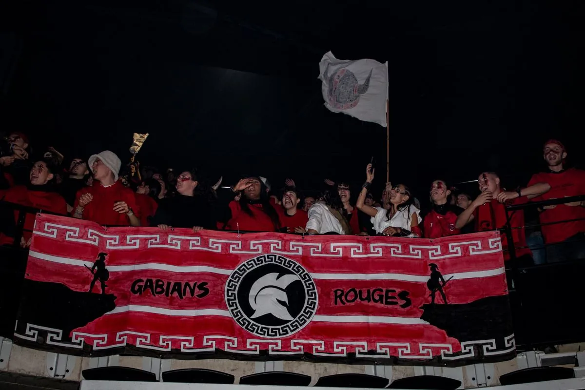 Bâche Archi « Gabians Rouges » fixée par ses œillets sur la lisse haute du garde-corps