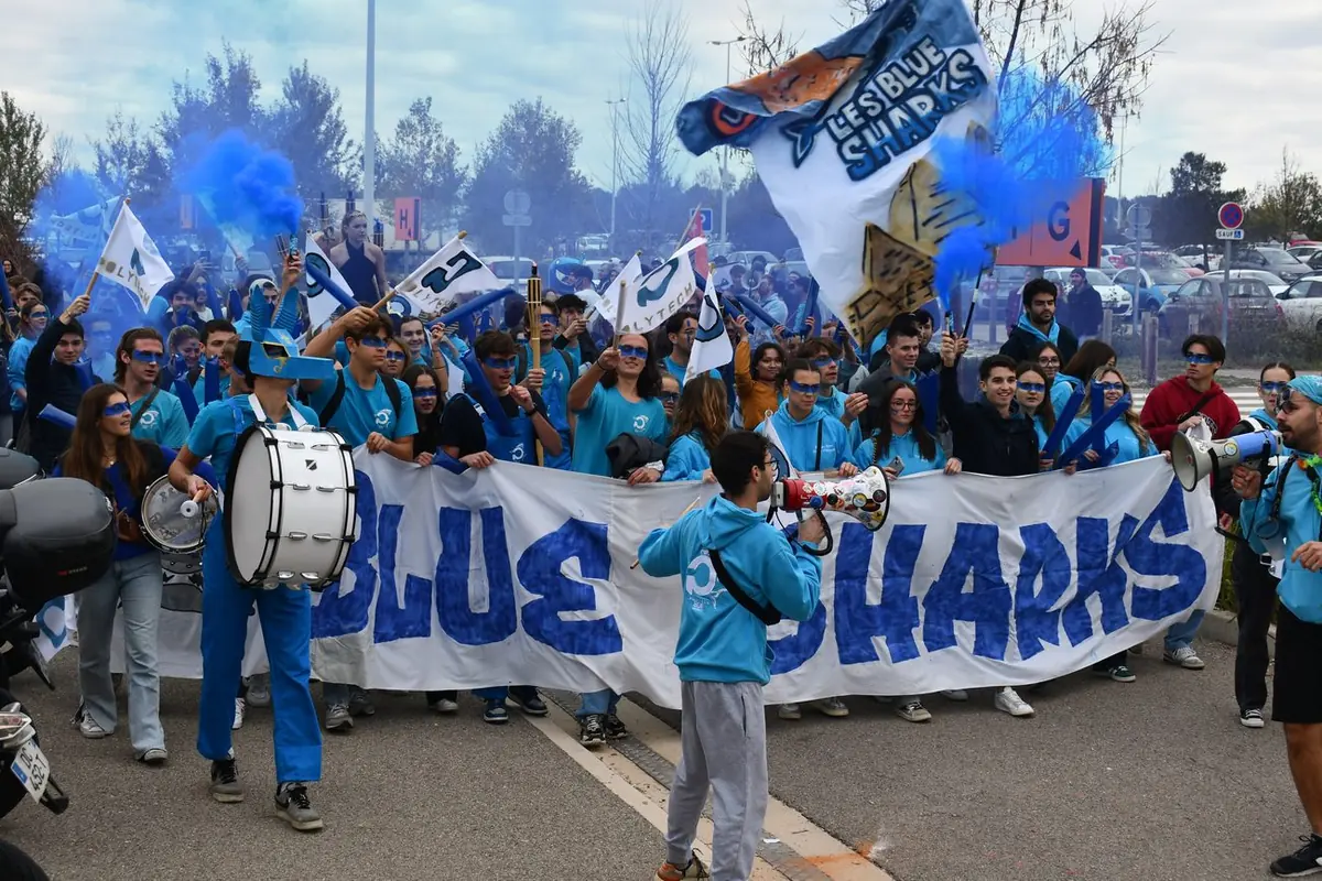 Cortège Polytech 2024, fumigènes bleus, banderole Blue Sharks, tambour et mégaphone