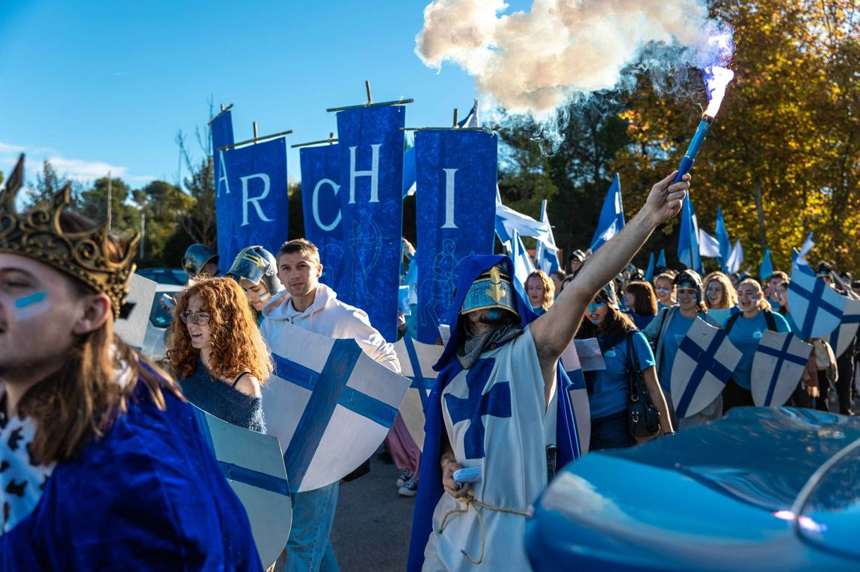 Cortège de la délégation Archi à TACT 2025, bannières bleues ARCHI