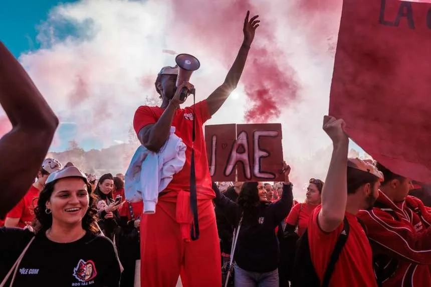 Cortège de la délégation IAE à TACT 2025, fumigènes rouges, thème La Casa de Papel