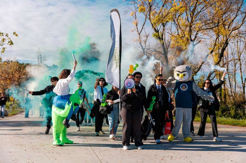 Cortège INSEEC à TACT 2025, fumigènes verts, mascotte hibou, thème extraterrestre