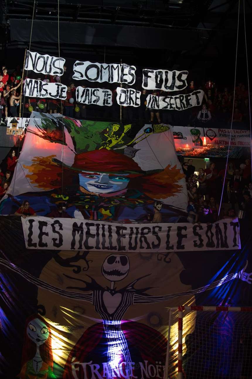 TIFO à plat de la délégation STAPS : « Nous sommes fous… les meilleurs le sont », univers Tim Burton