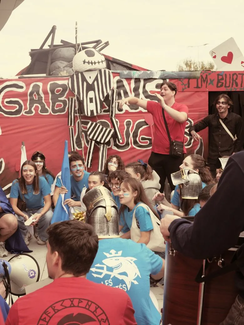 Stand STAPS 2025 « Gabians Rouges », univers Tim Burton (L'Étrange Noël), façade et délégation